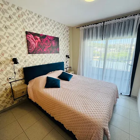 Hermoso Piso En Un Paso De La Playa De Fenals Con Piscina Vakantiehuis